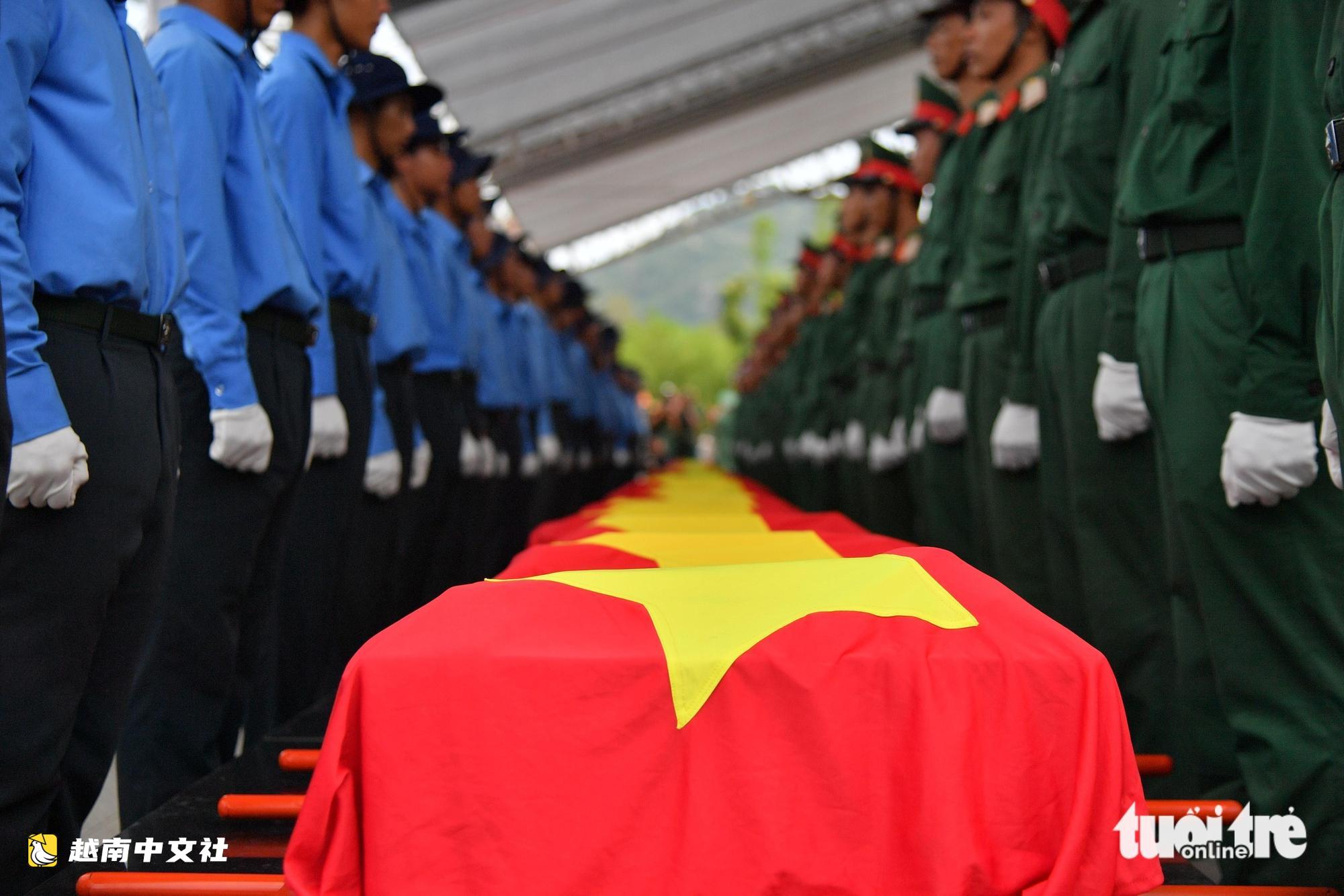 越南舉行追悼會並安葬235名越南志願軍和專家烈士遺骸