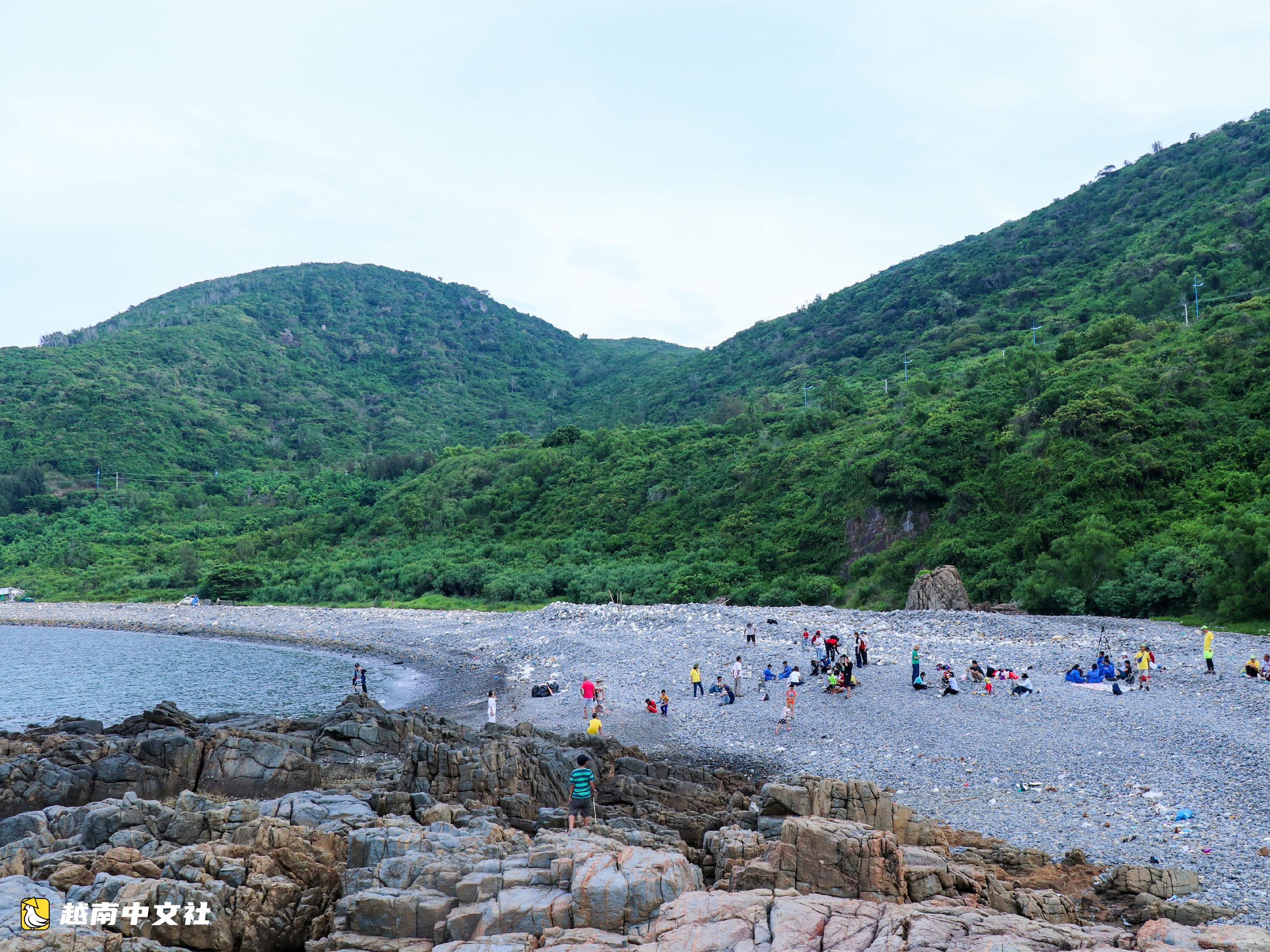 越南芽莊無沙野海灘吸引遊客