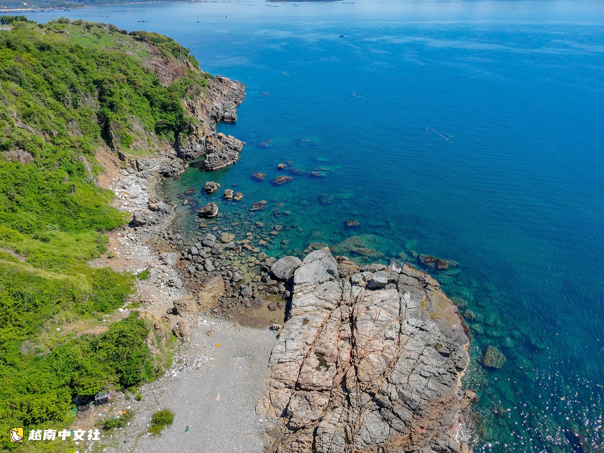 越南芽莊無沙野海灘吸引遊客