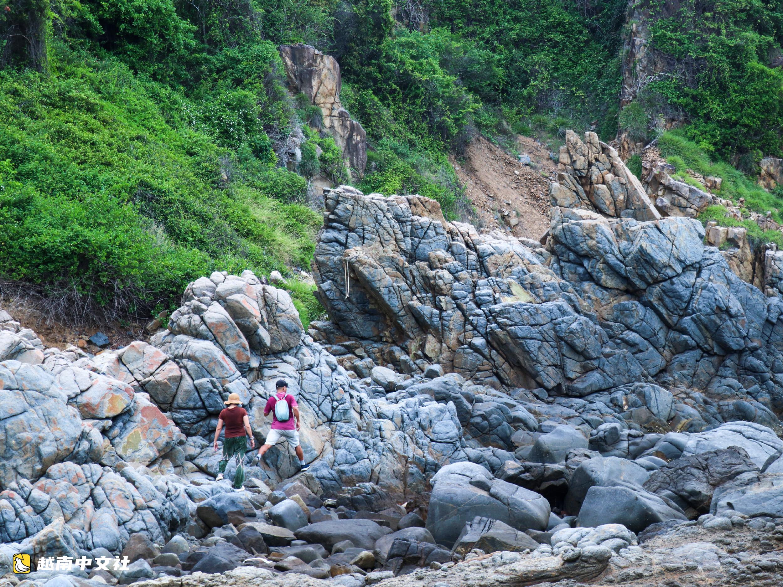 越南芽莊無沙野海灘吸引遊客