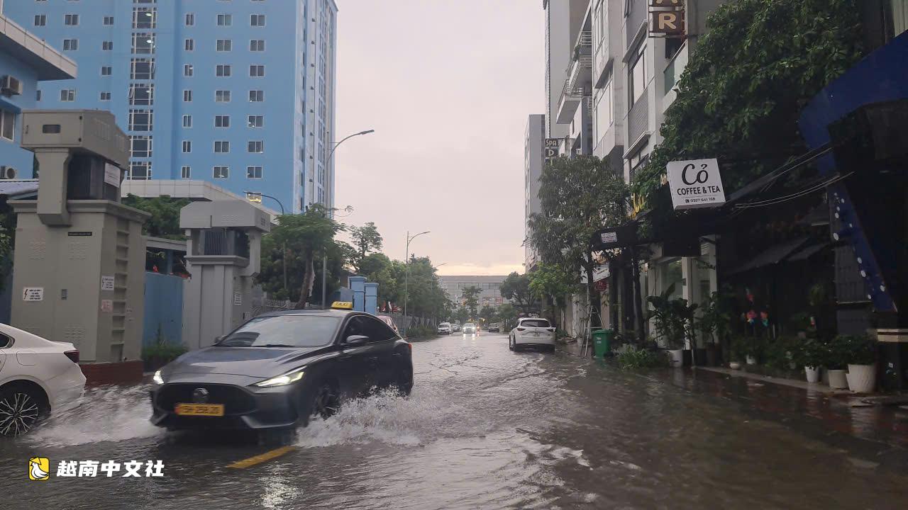 越南海防市暴雨致多街道成河