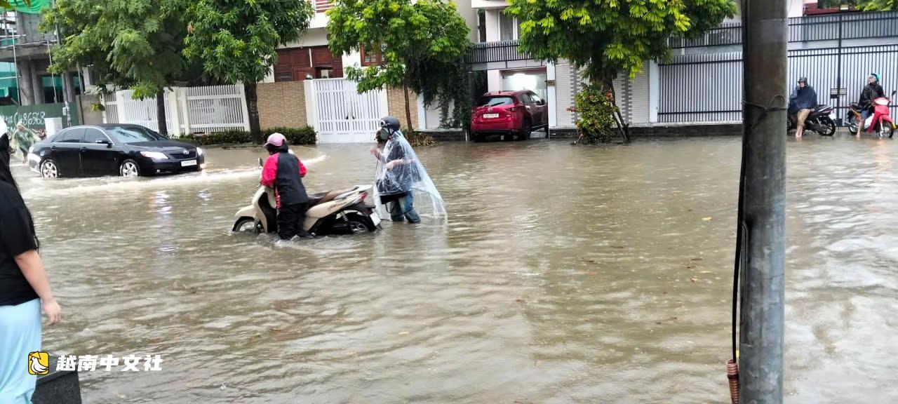 越南海防市暴雨致多街道成河