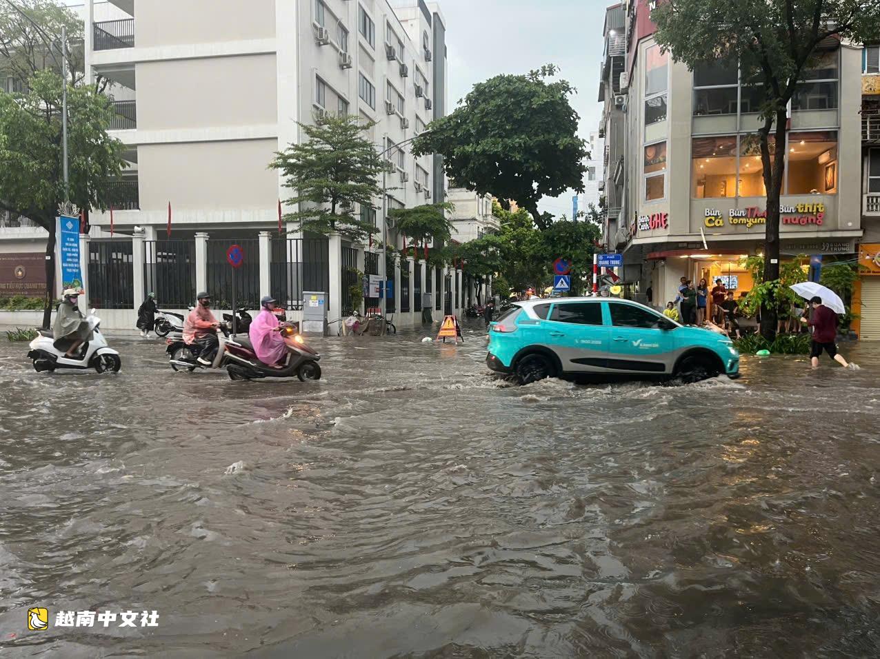 越南河內暴雨30分鐘,多條道路積水,當局檢查剛建成的防洪系統