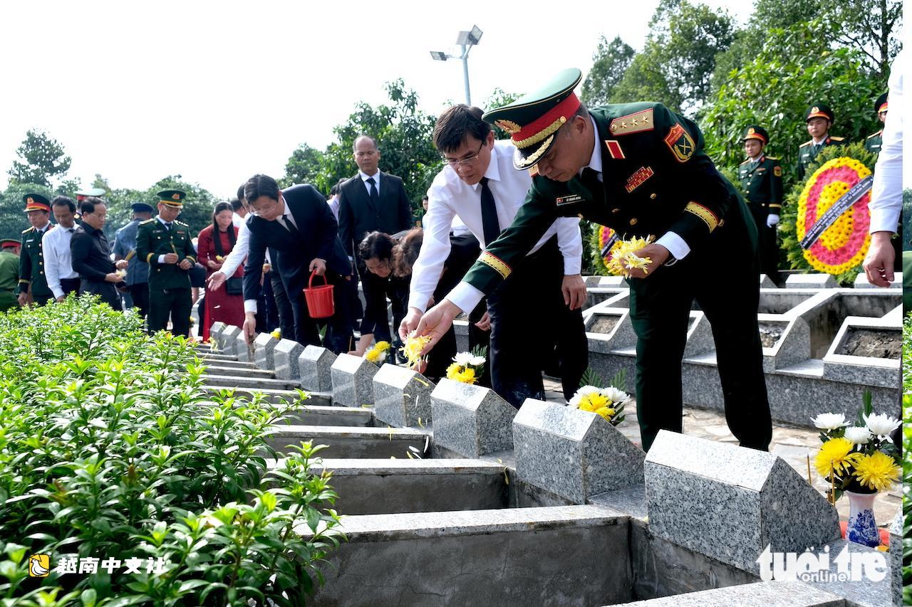 越南同塔省為68位英雄烈士遺骸舉行追悼和安葬儀式