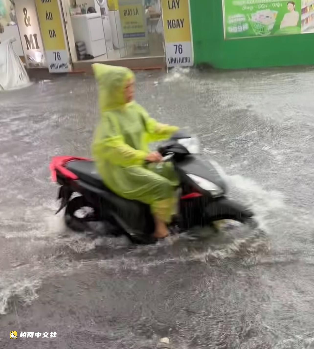 越南河內暴雨30分鐘,多條道路積水,當局檢查剛建成的防洪系統