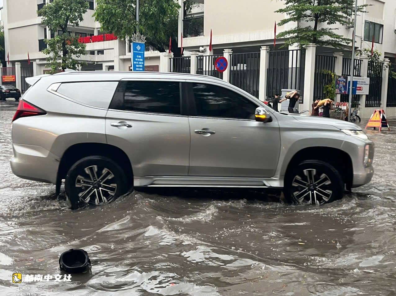 越南河內暴雨30分鐘,多條道路積水,當局檢查剛建成的防洪系統