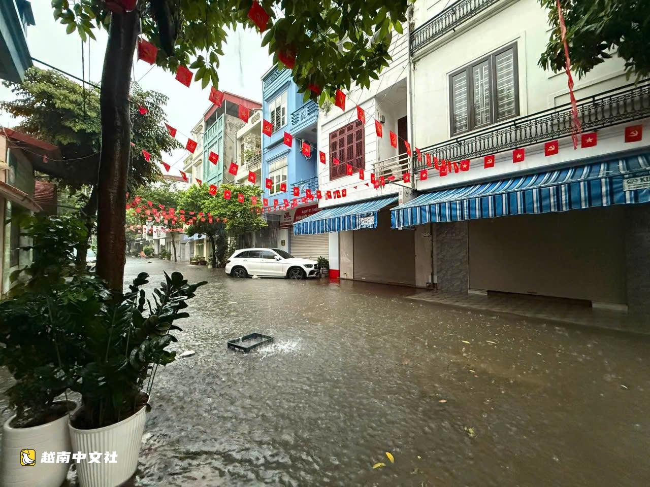 越南海防市暴雨致多街道成河