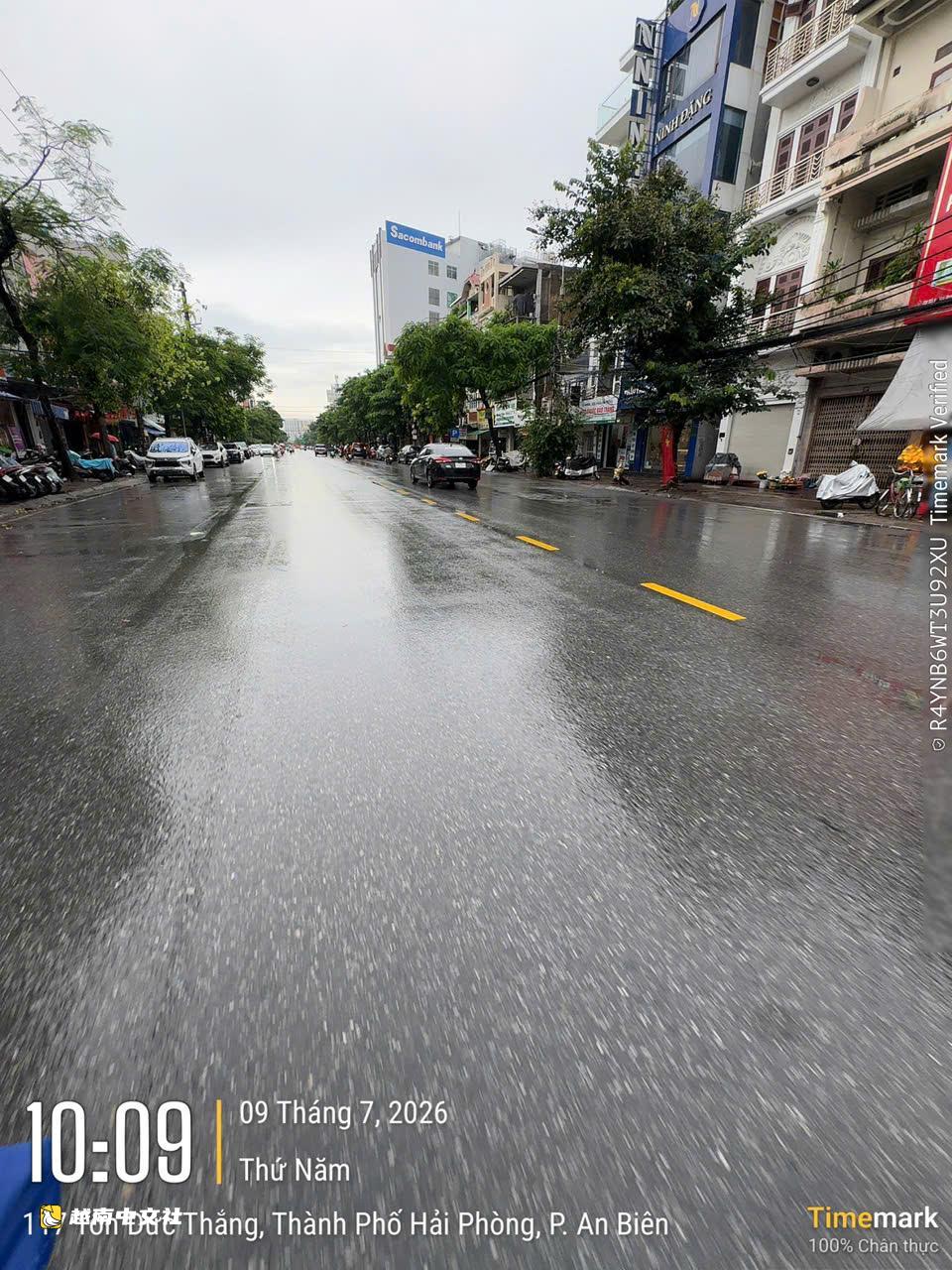 越南海防市暴雨致多街道成河