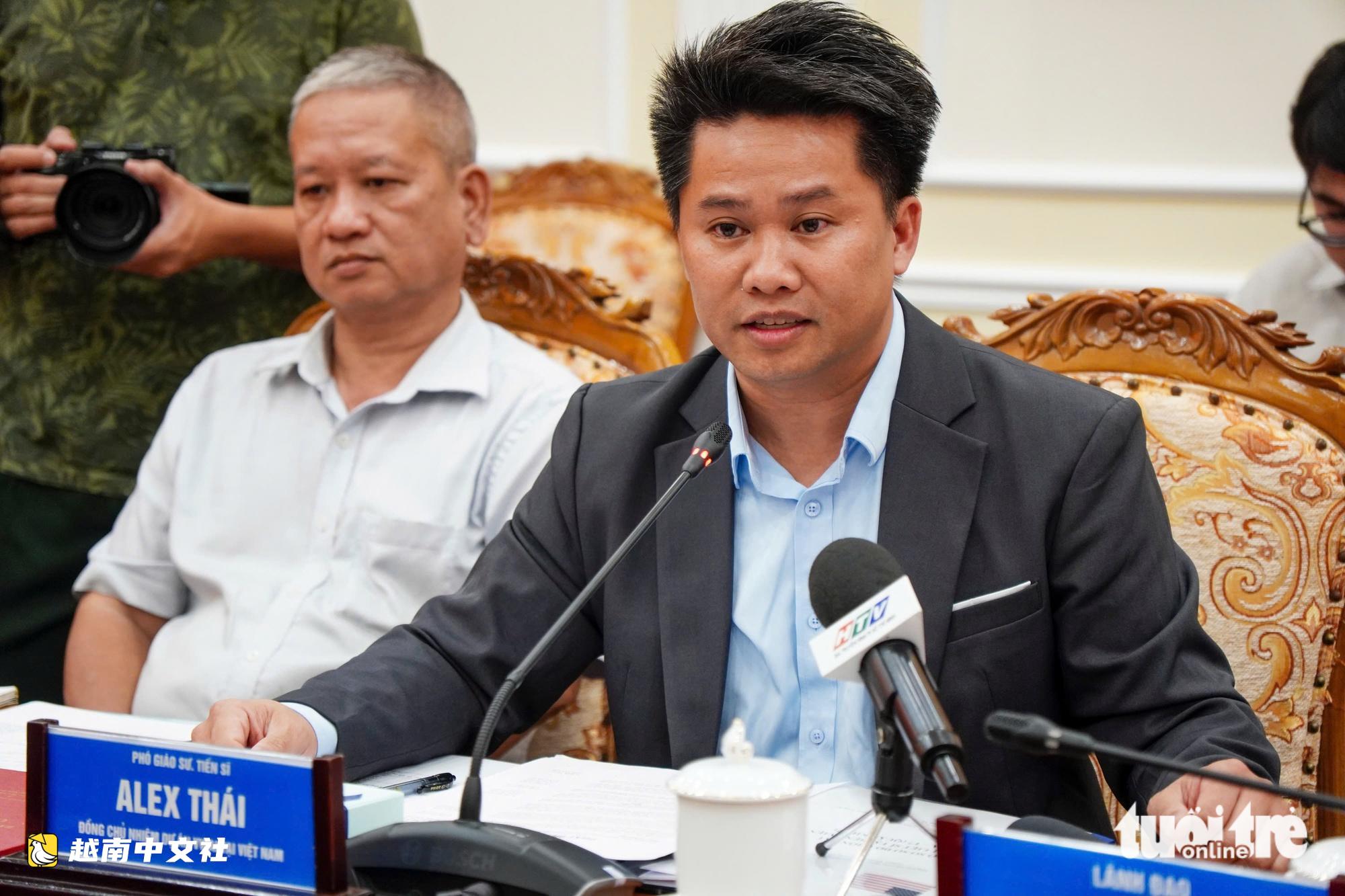 越南胡志明市接收美國研究小組移交的烈士遺物和埋葬地圖