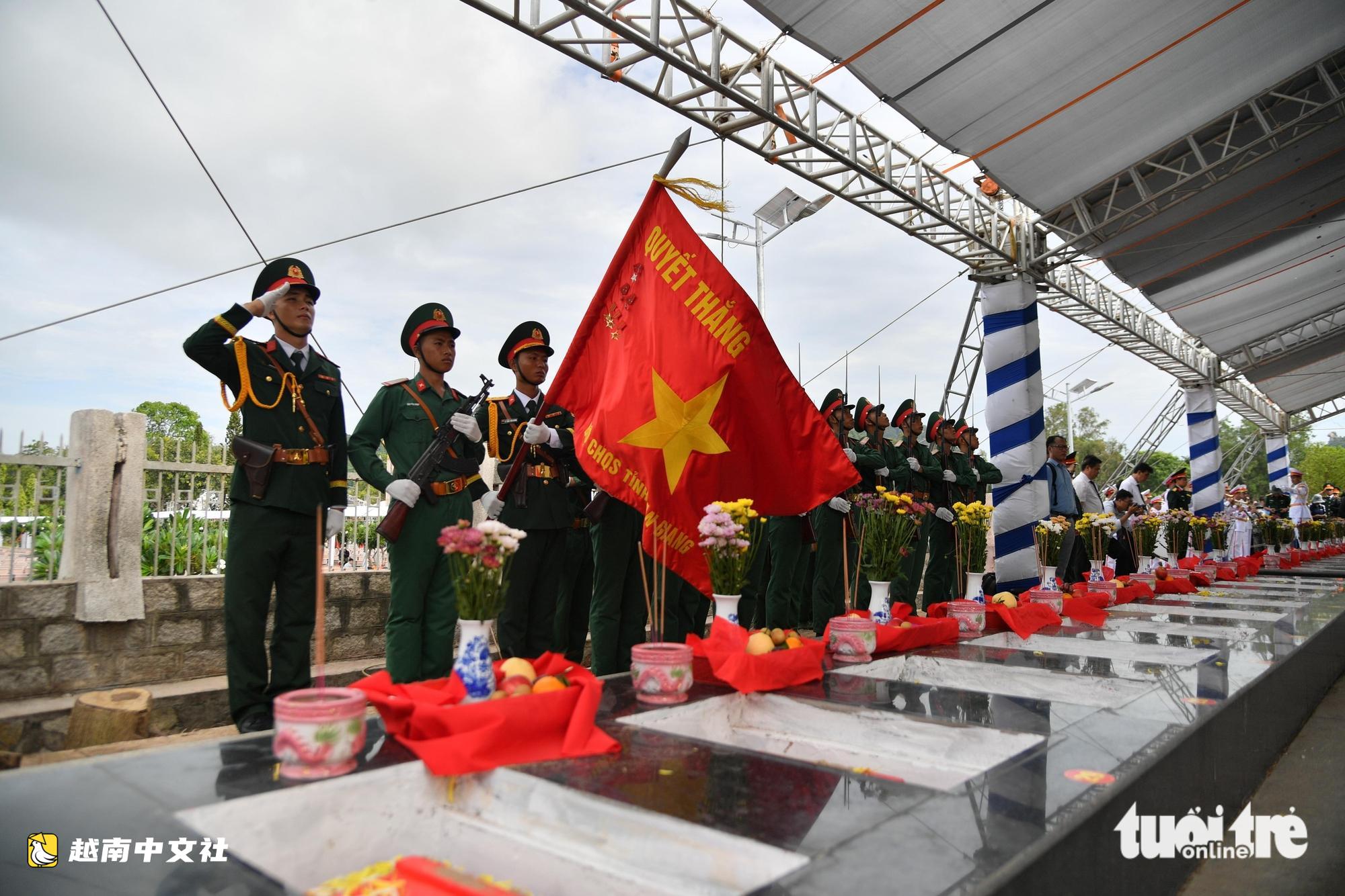 越南舉行追悼會並安葬235名越南志願軍和專家烈士遺骸