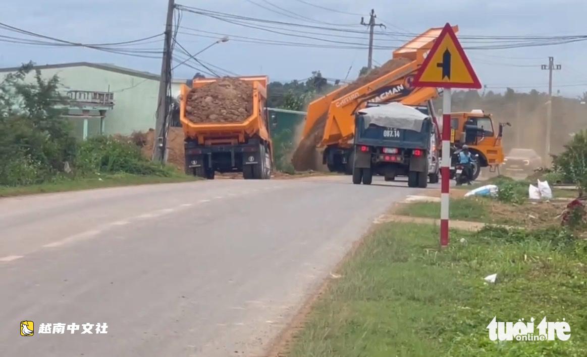 越南多樂省發現疑似非法採砂場,無牌車輛運土出售