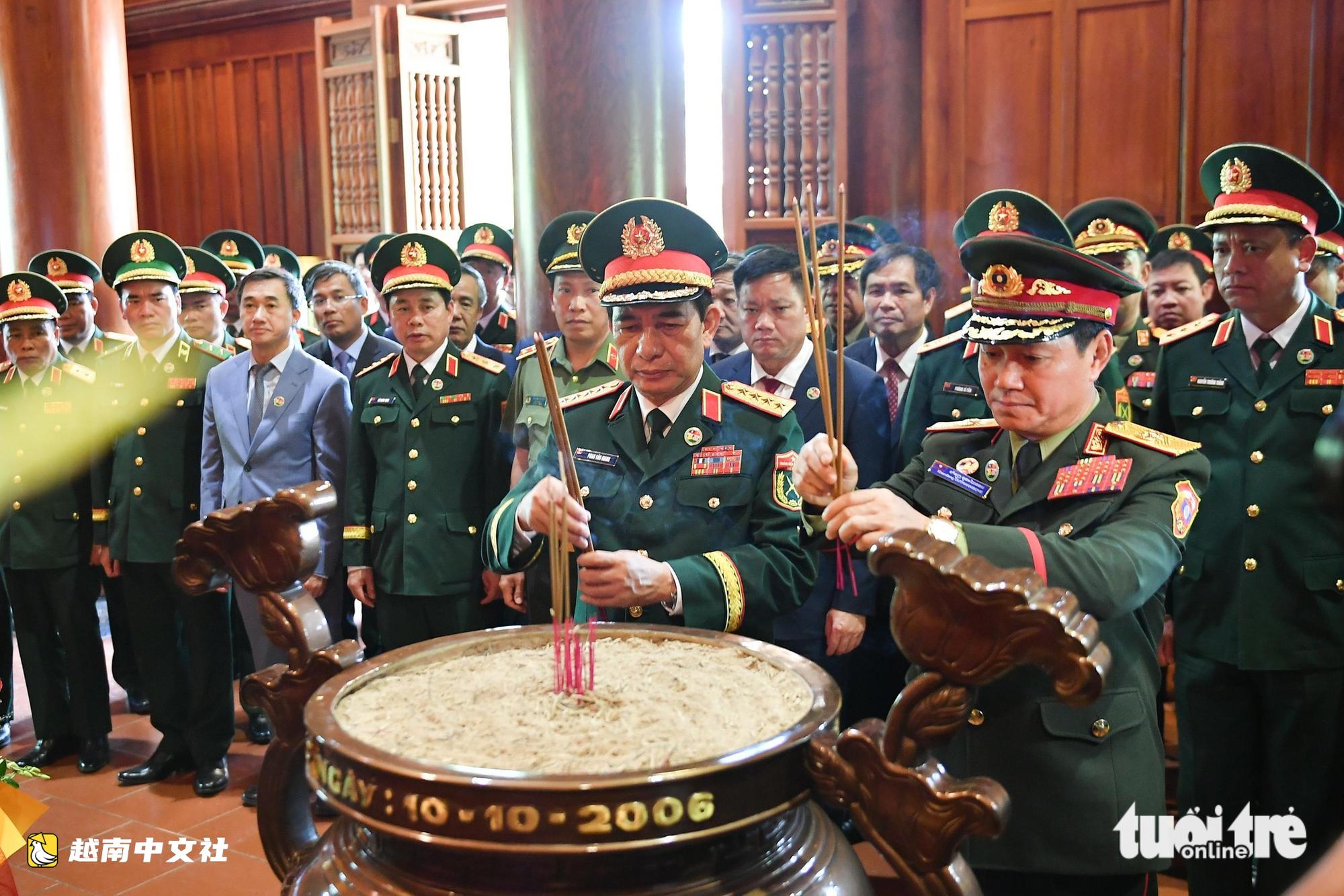 越南國防部長潘文江大將與老撾國防部長坎良·烏塔凱森大將同民眾一起拋繡球、跳竹竿、跳南旺舞