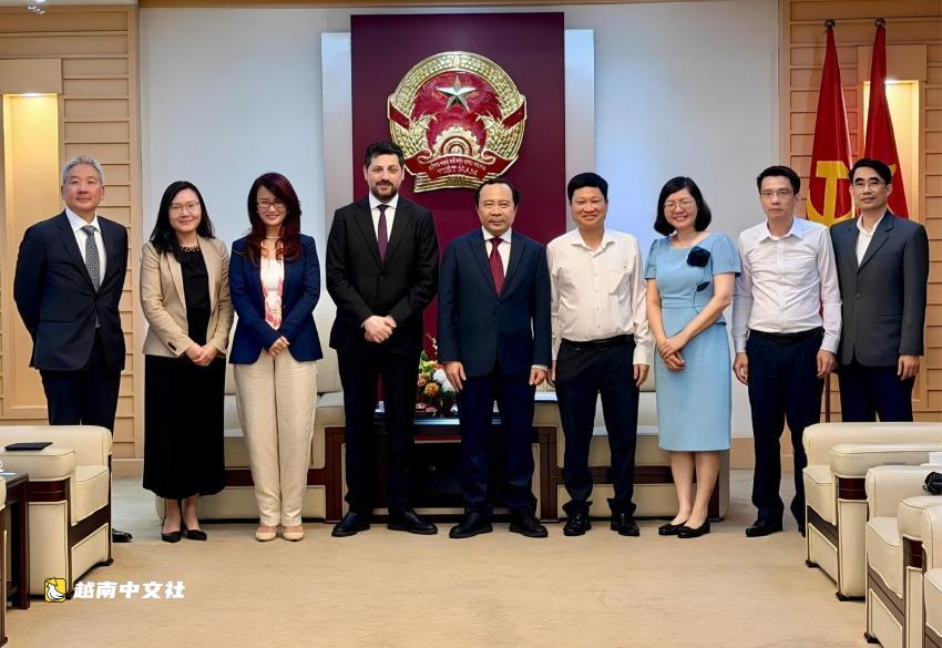 越南與世界經濟論壇加強人工智能和半導體技術合作