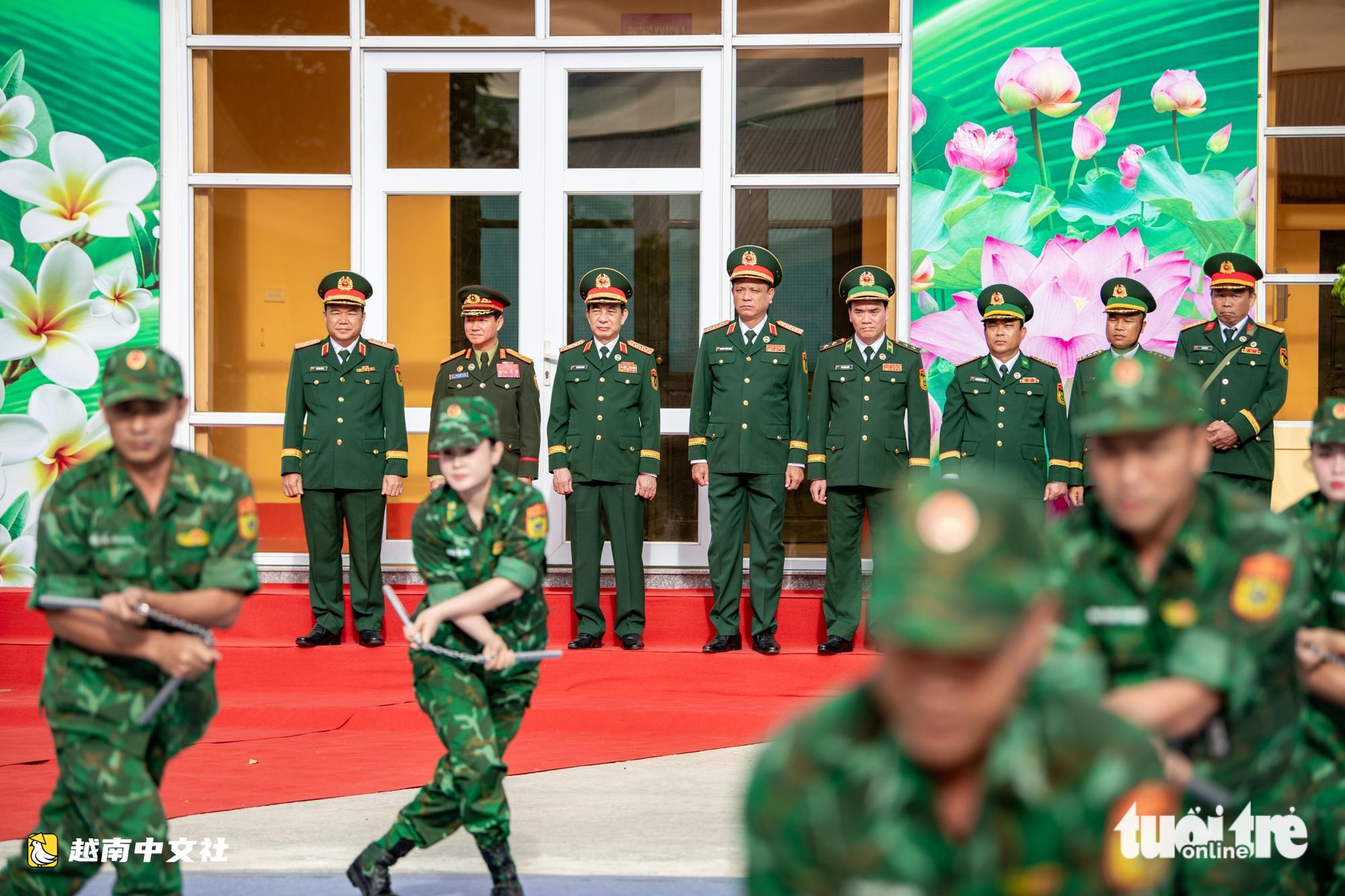 越南國防部長潘文江大將與老撾國防部長坎良·烏塔凱森大將同民眾一起拋繡球、跳竹竿、跳南旺舞