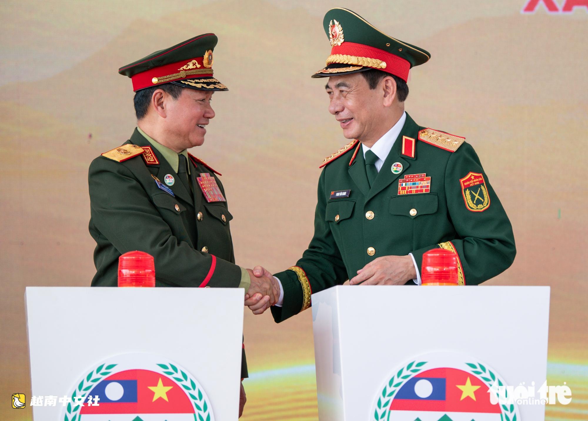 越南國防部長潘文江大將與老撾國防部長坎良·烏塔凱森大將同民眾一起拋繡球、跳竹竿、跳南旺舞