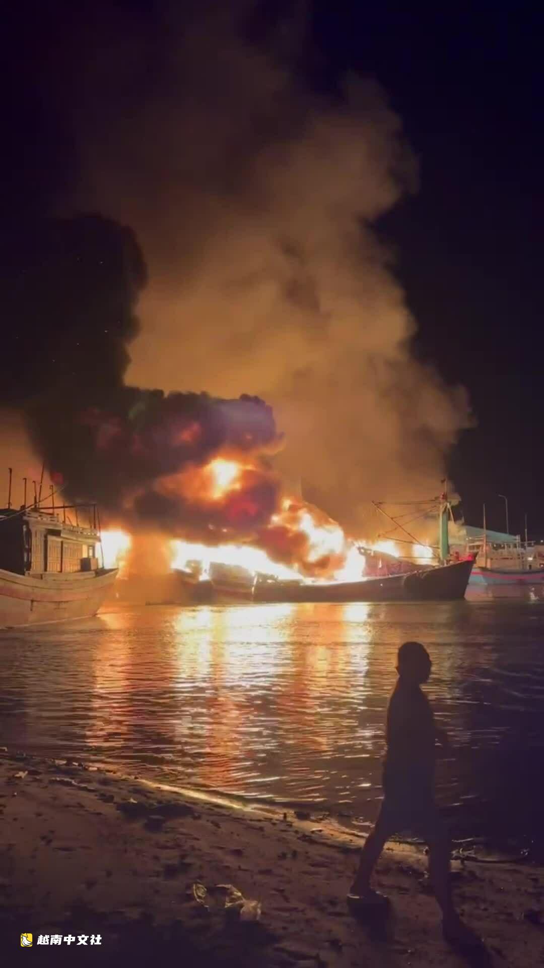 越南三關港8艘漁船起火