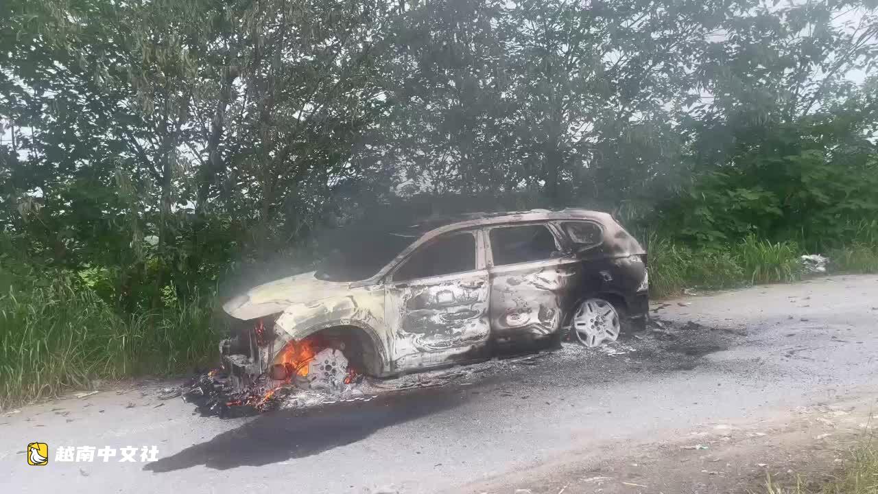 越南河內：7座車停車時起火僅剩車架
