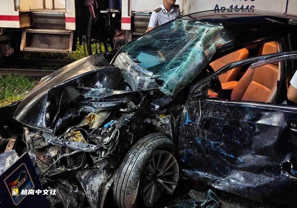河內在與火車相撞後,4座轎車被壓扁