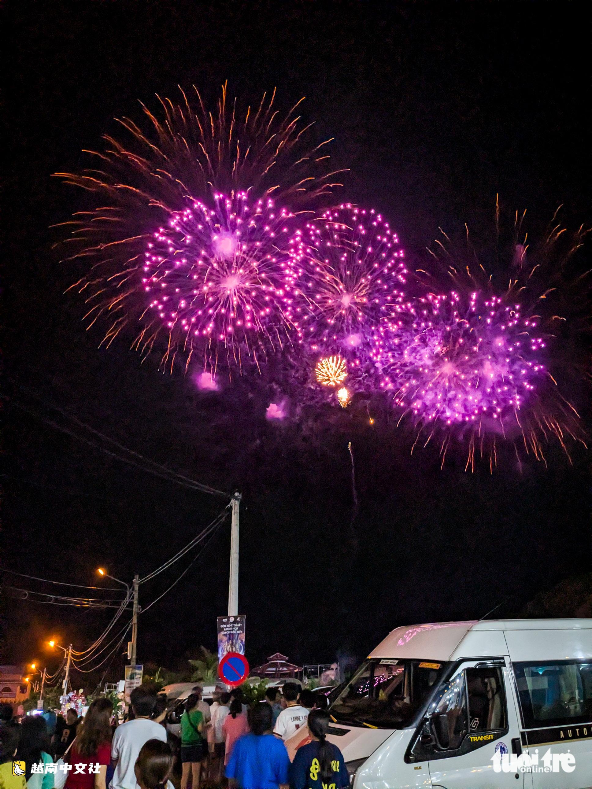 越南歸仁市煙火爆竹照亮了峽海海灘的天空