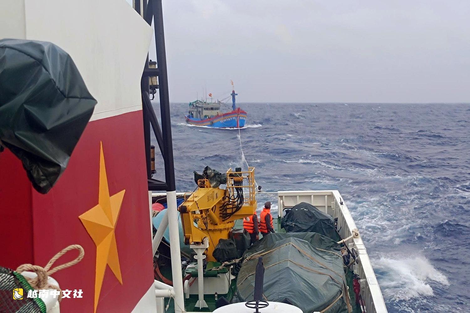 越南長沙群島海域漁船遇險獲救,9名漁民安全抵達石西島船塢