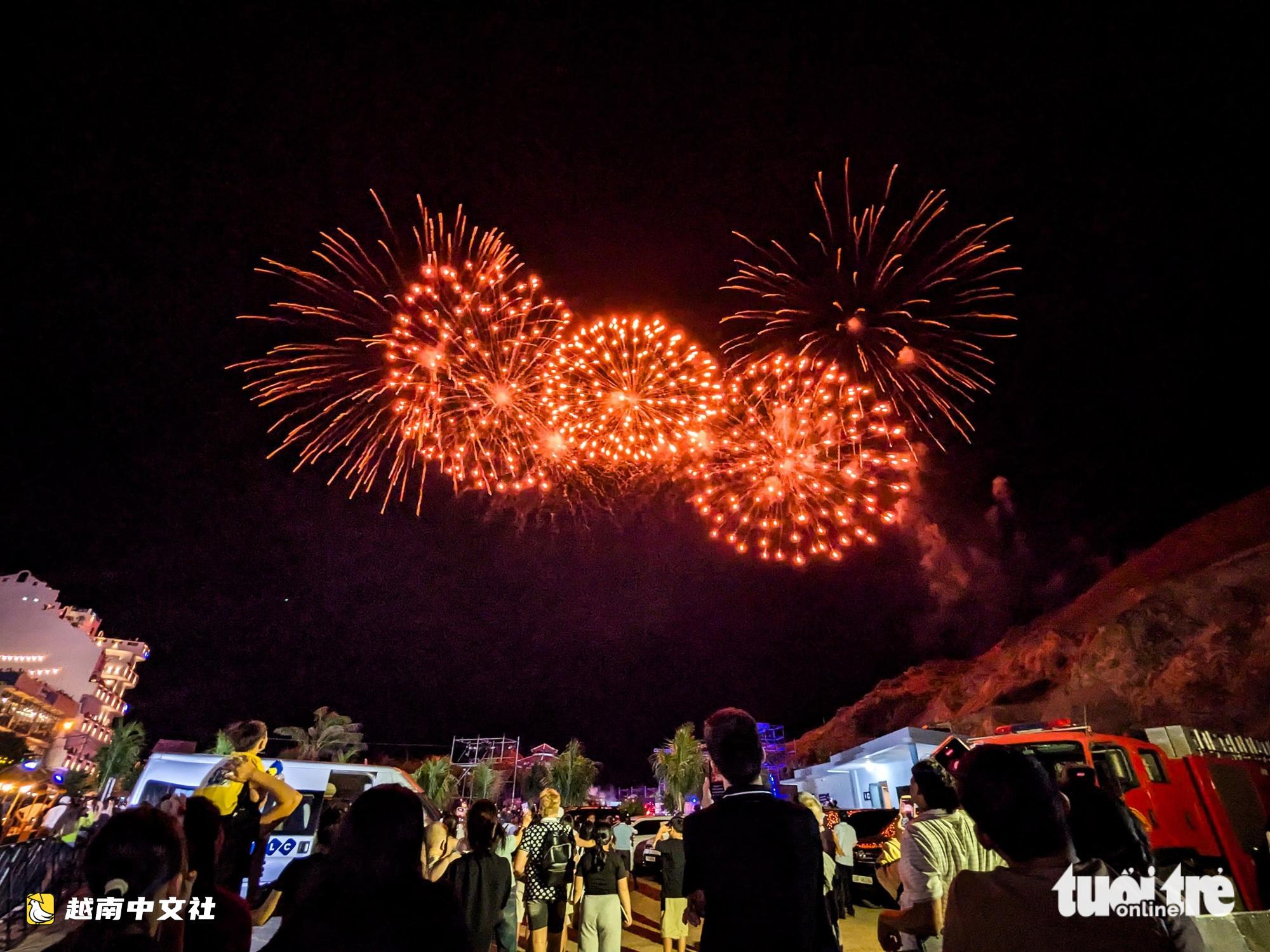 越南歸仁市煙火爆竹照亮了峽海海灘的天空