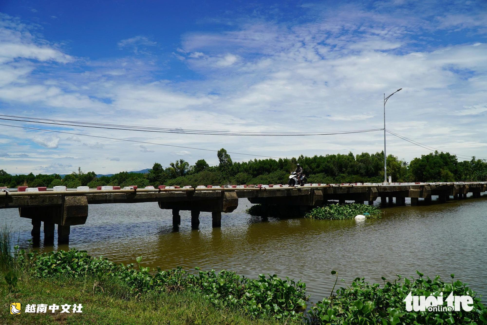 越南兩座“老橋”鏽蝕鋼筋,在歲月中搖搖欲墜
