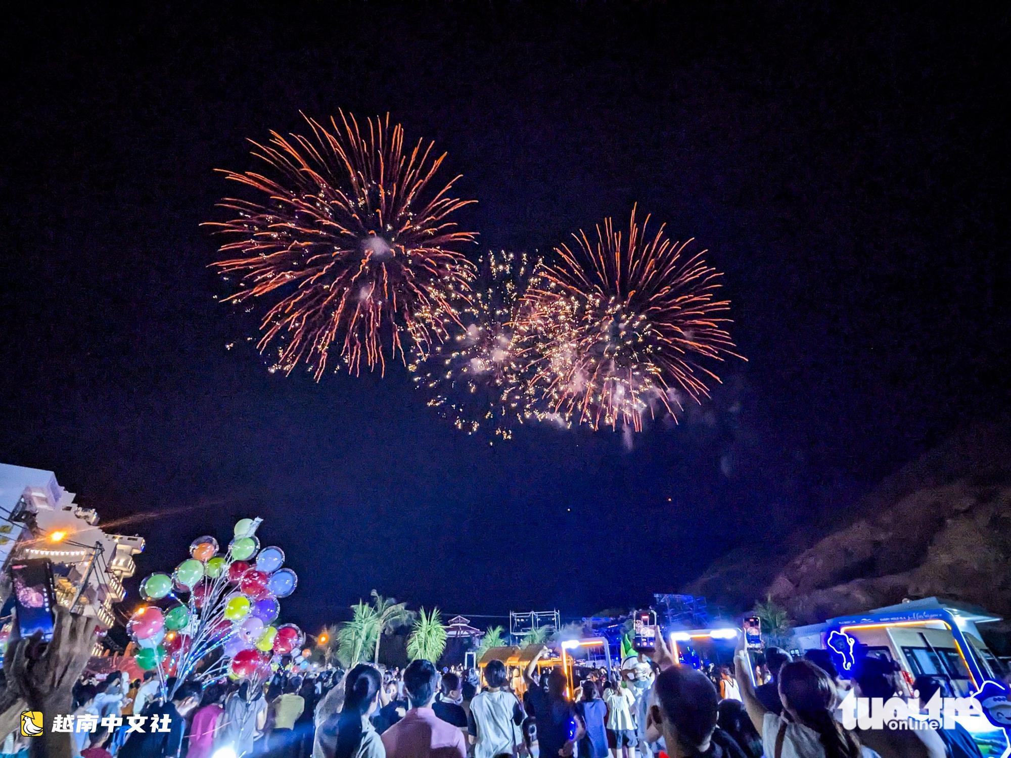 越南歸仁市煙火爆竹照亮了峽海海灘的天空