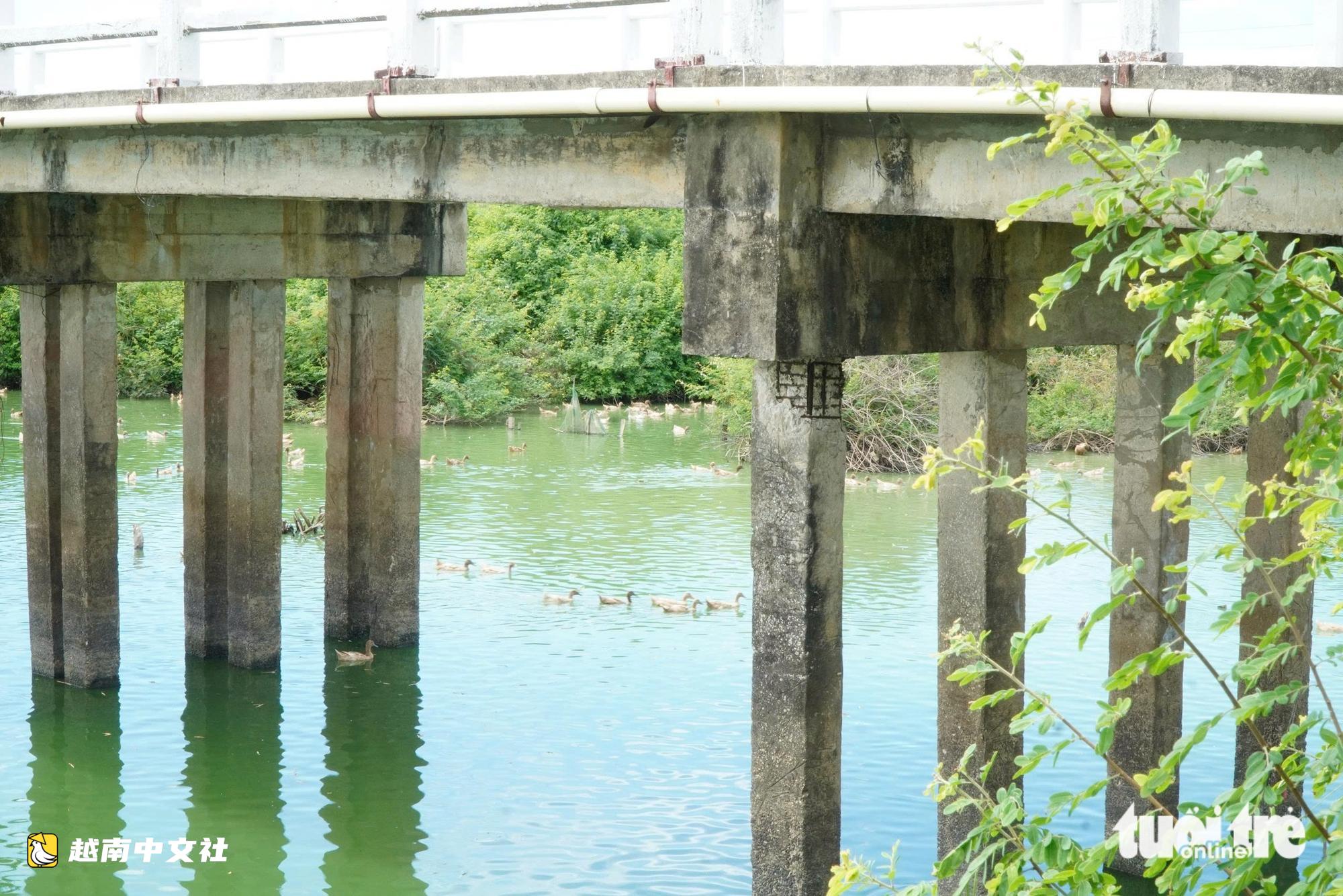 越南兩座“老橋”鏽蝕鋼筋,在歲月中搖搖欲墜