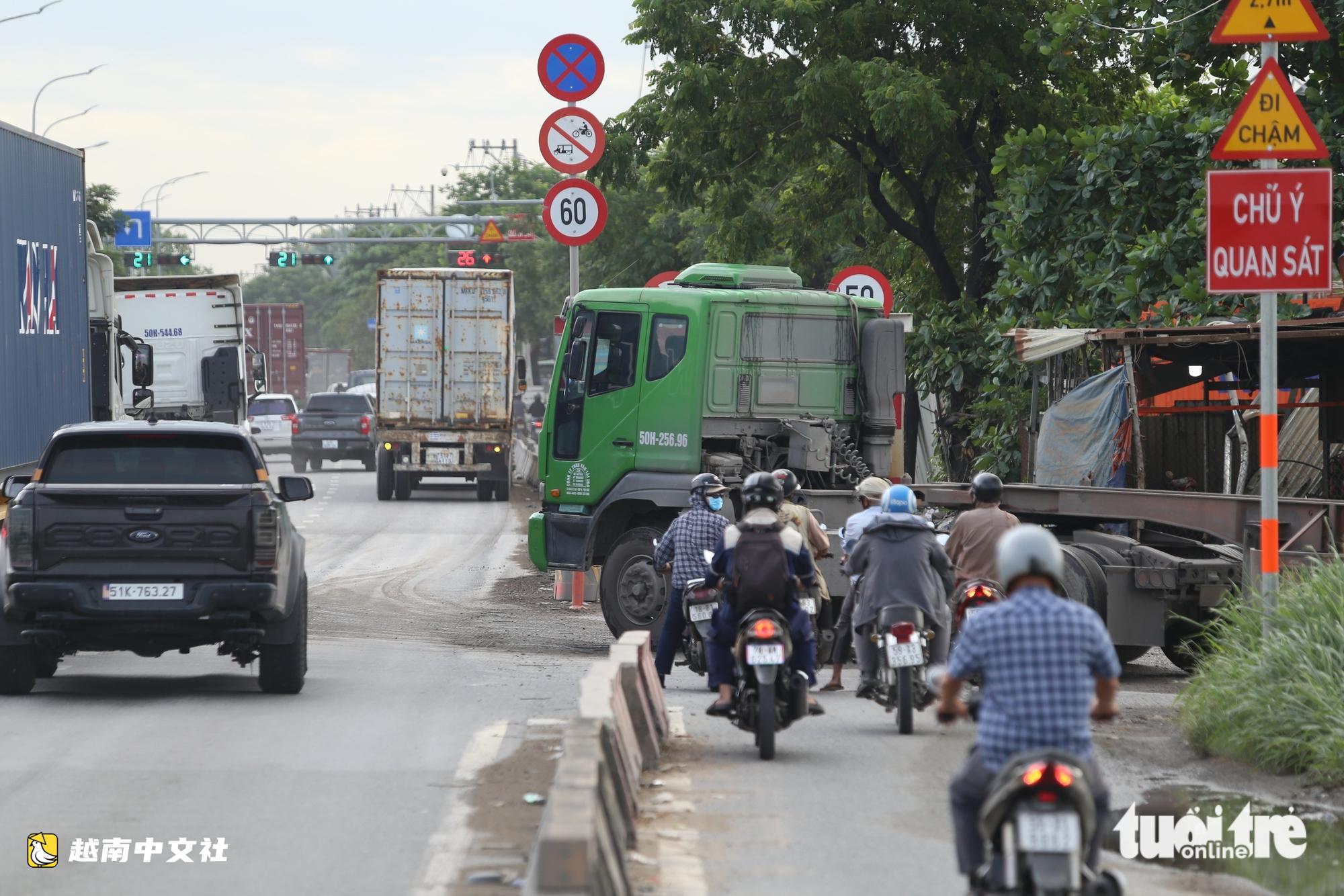 越南胡志明市:武志公路集裝箱停車場仍猖獗,阻礙交通