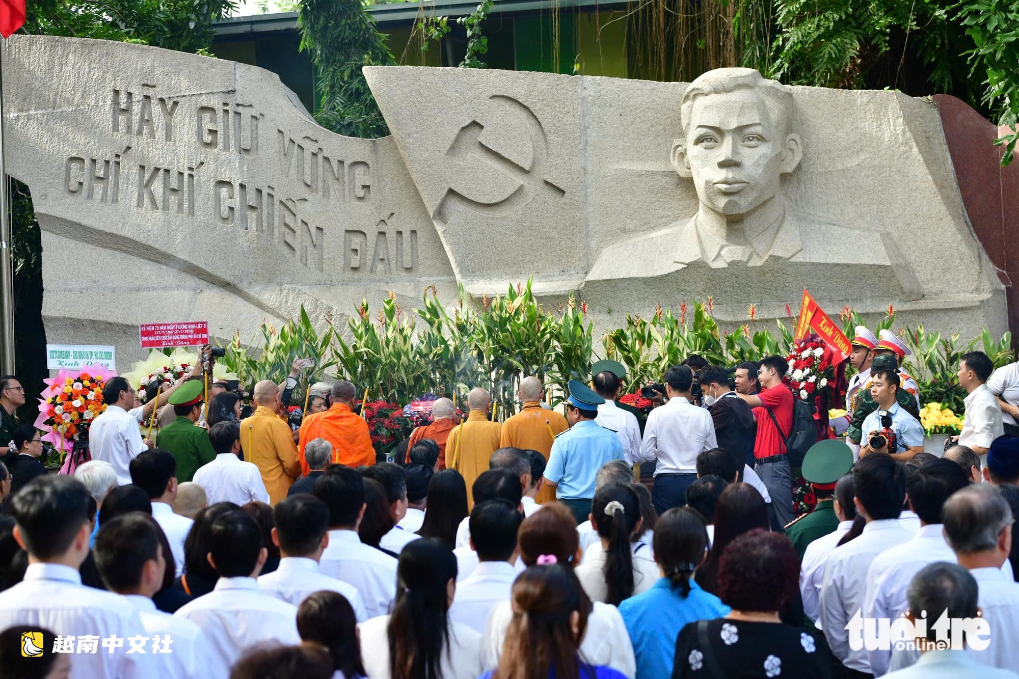 越南胡志明市市委副書記阮福祿在黎氏利公園敬香緬懷烈士並慰問搜尋隊伍