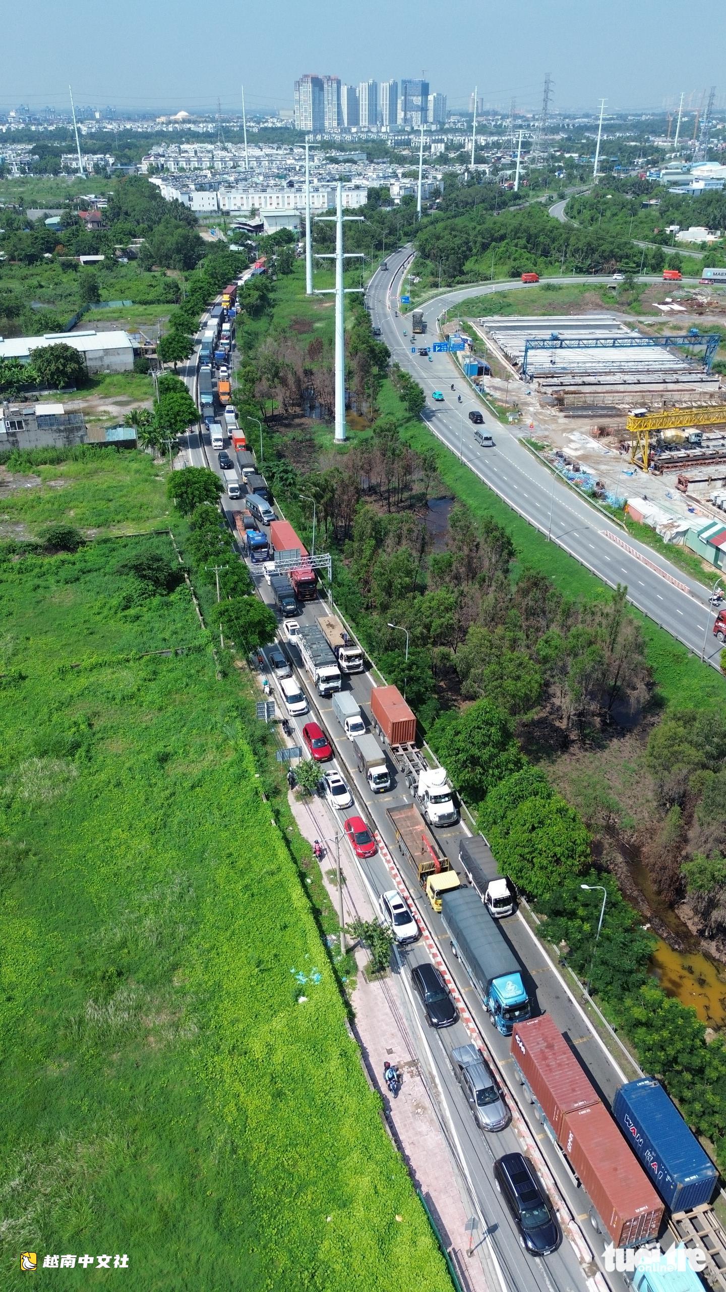 越南胡志明市:武志公路集裝箱停車場仍猖獗,阻礙交通