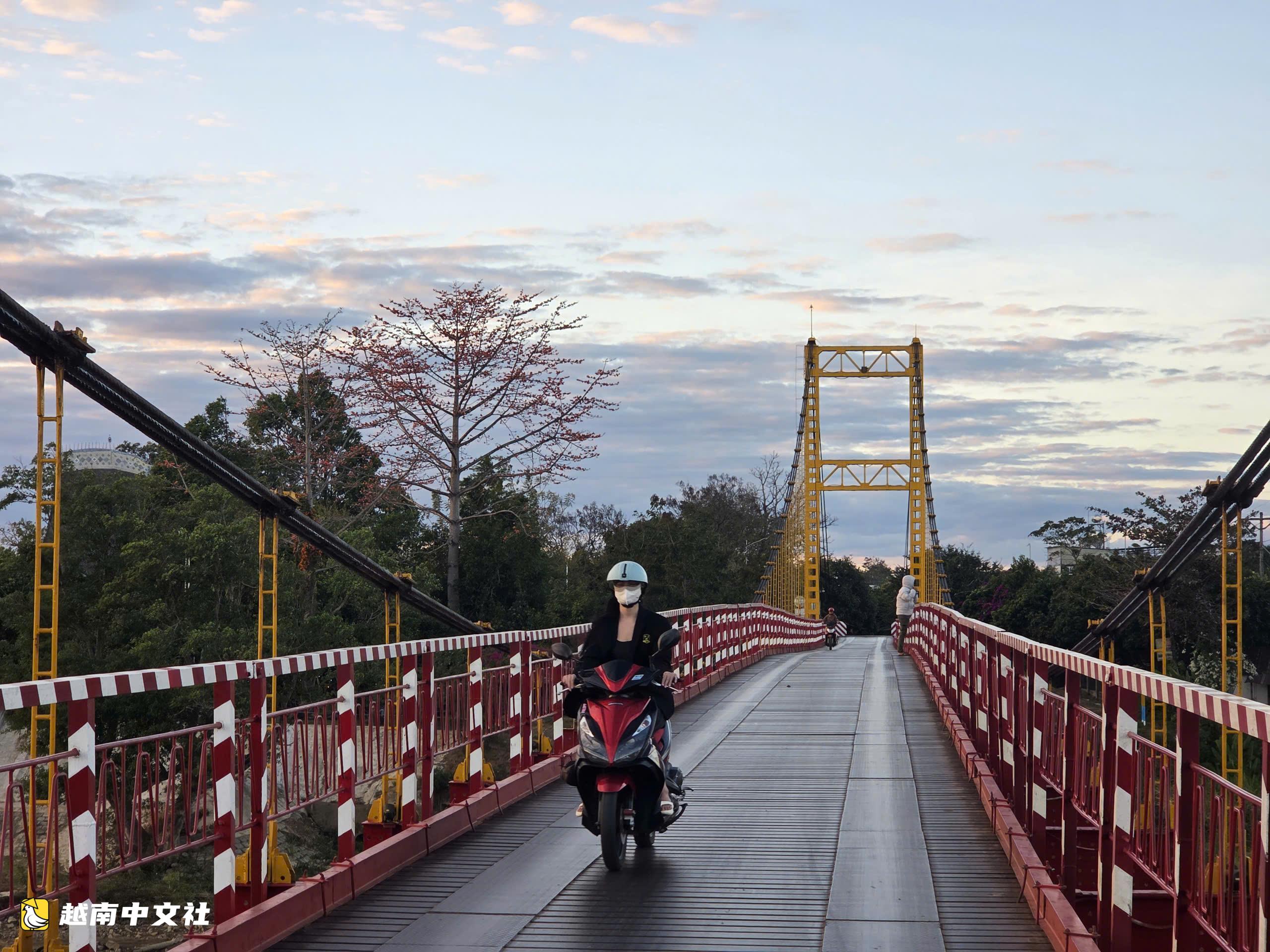 越南昆嵩省:欣賞昆克洛吊橋——西原地區大山中的“綵帶”