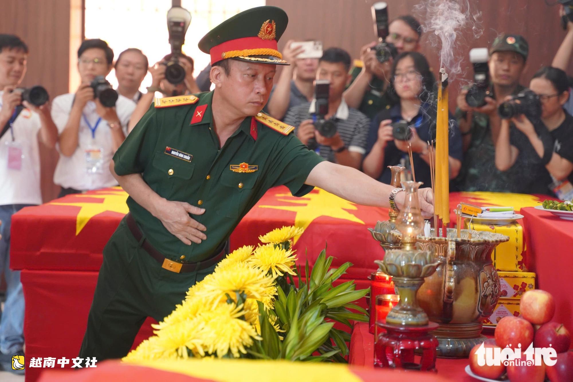 越南胡志明市市委副書記阮福祿在黎氏利公園敬香緬懷烈士並慰問搜尋隊伍