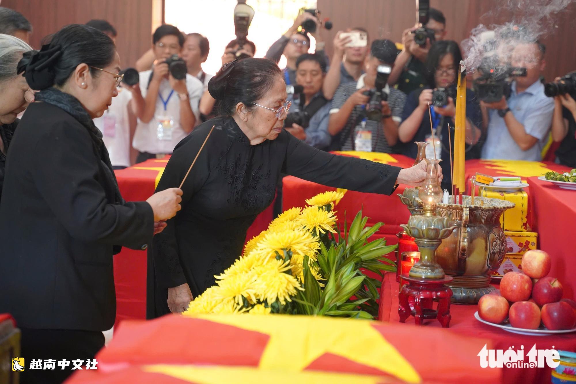 越南胡志明市市委副書記阮福祿在黎氏利公園敬香緬懷烈士並慰問搜尋隊伍