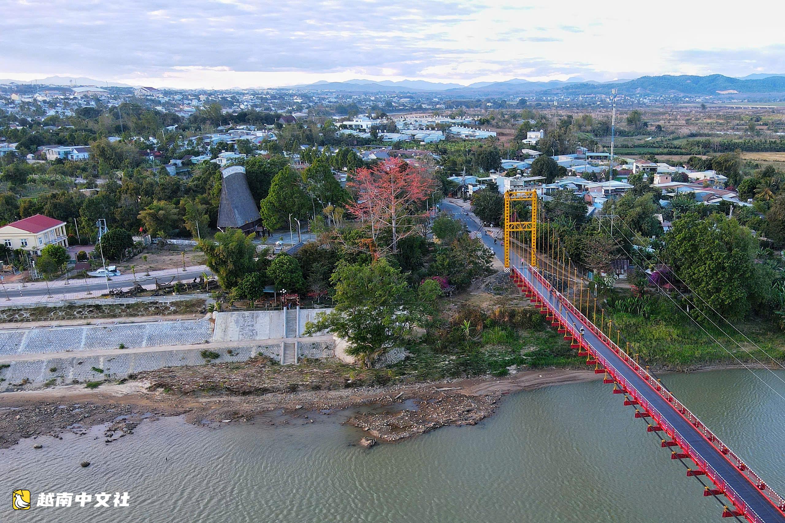 越南昆嵩省:欣賞昆克洛吊橋——西原地區大山中的“綵帶”