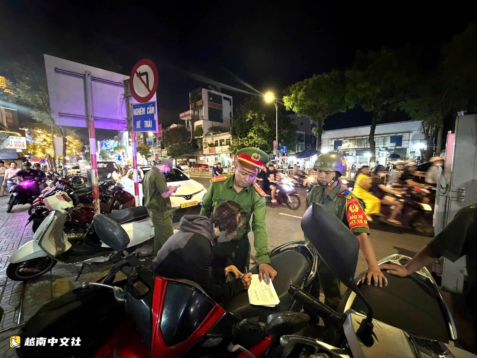 14人侵佔人行道,在越南峴港AEON商場周邊私設停車場