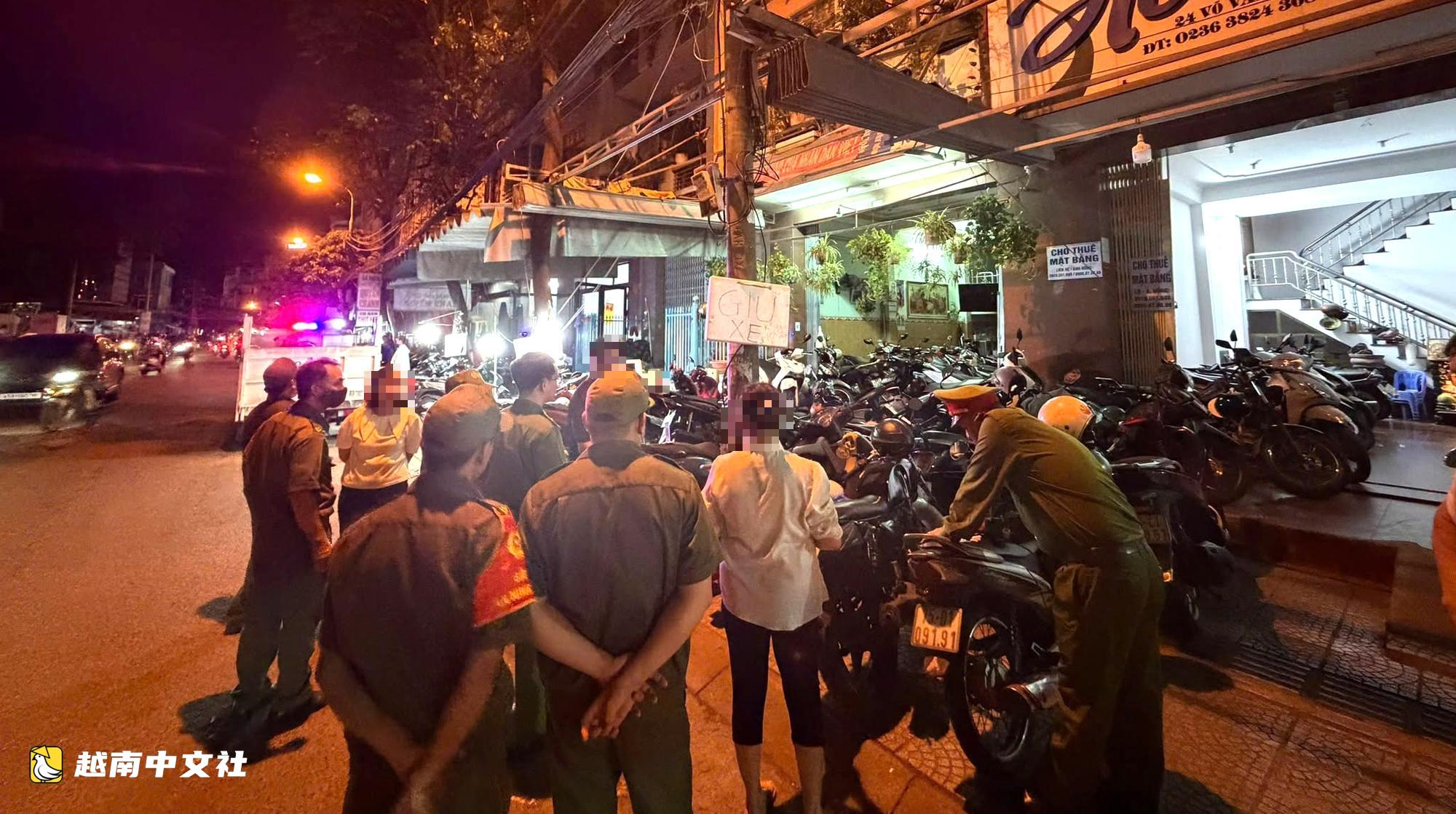 14人侵佔人行道,在越南峴港AEON商場周邊私設停車場