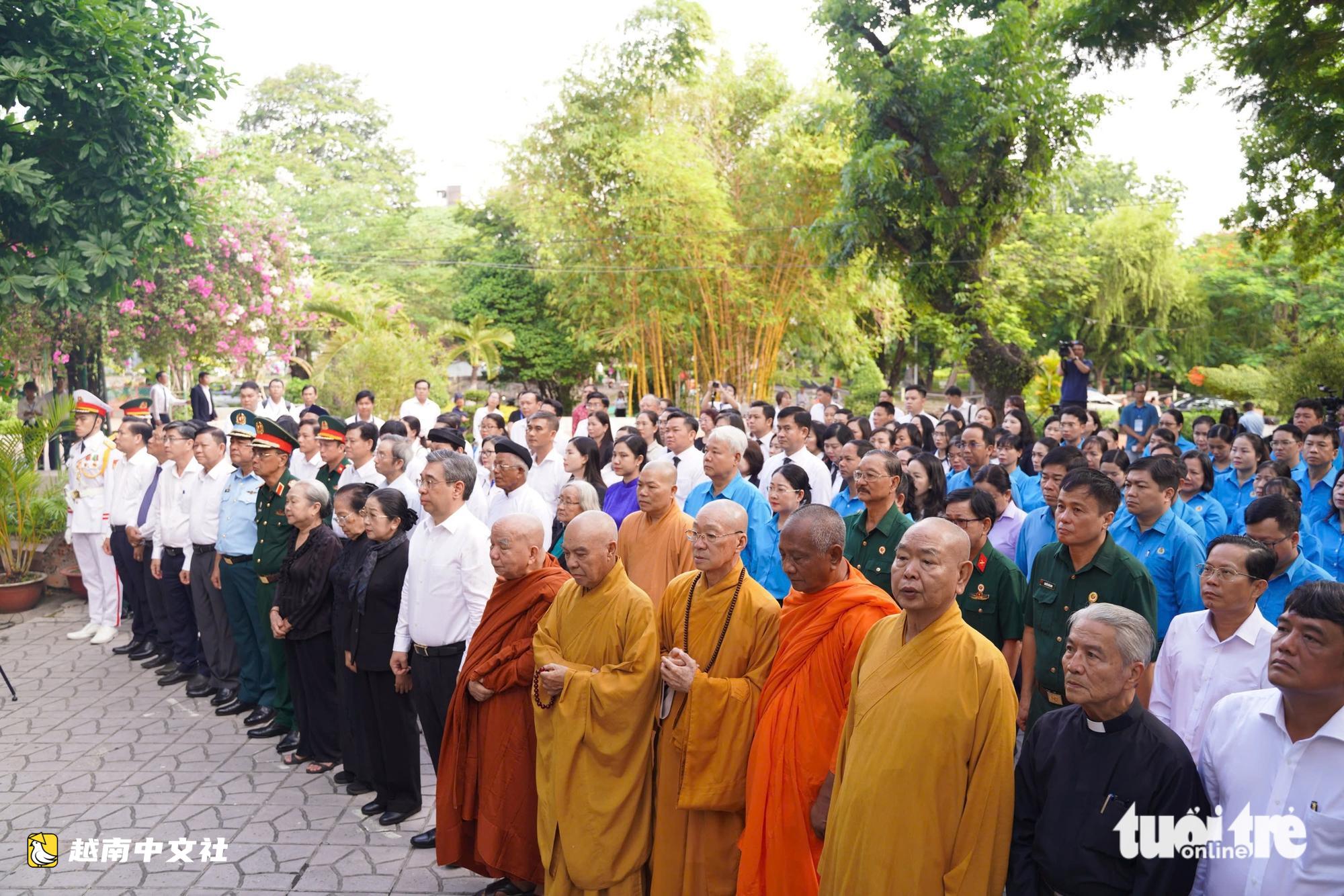 越南胡志明市市委副書記阮福祿在黎氏利公園敬香緬懷烈士並慰問搜尋隊伍