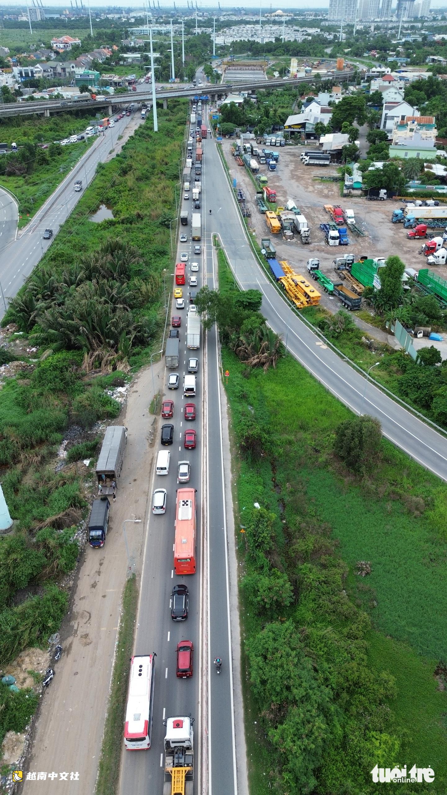 越南胡志明市:武志公路集裝箱停車場仍猖獗,阻礙交通