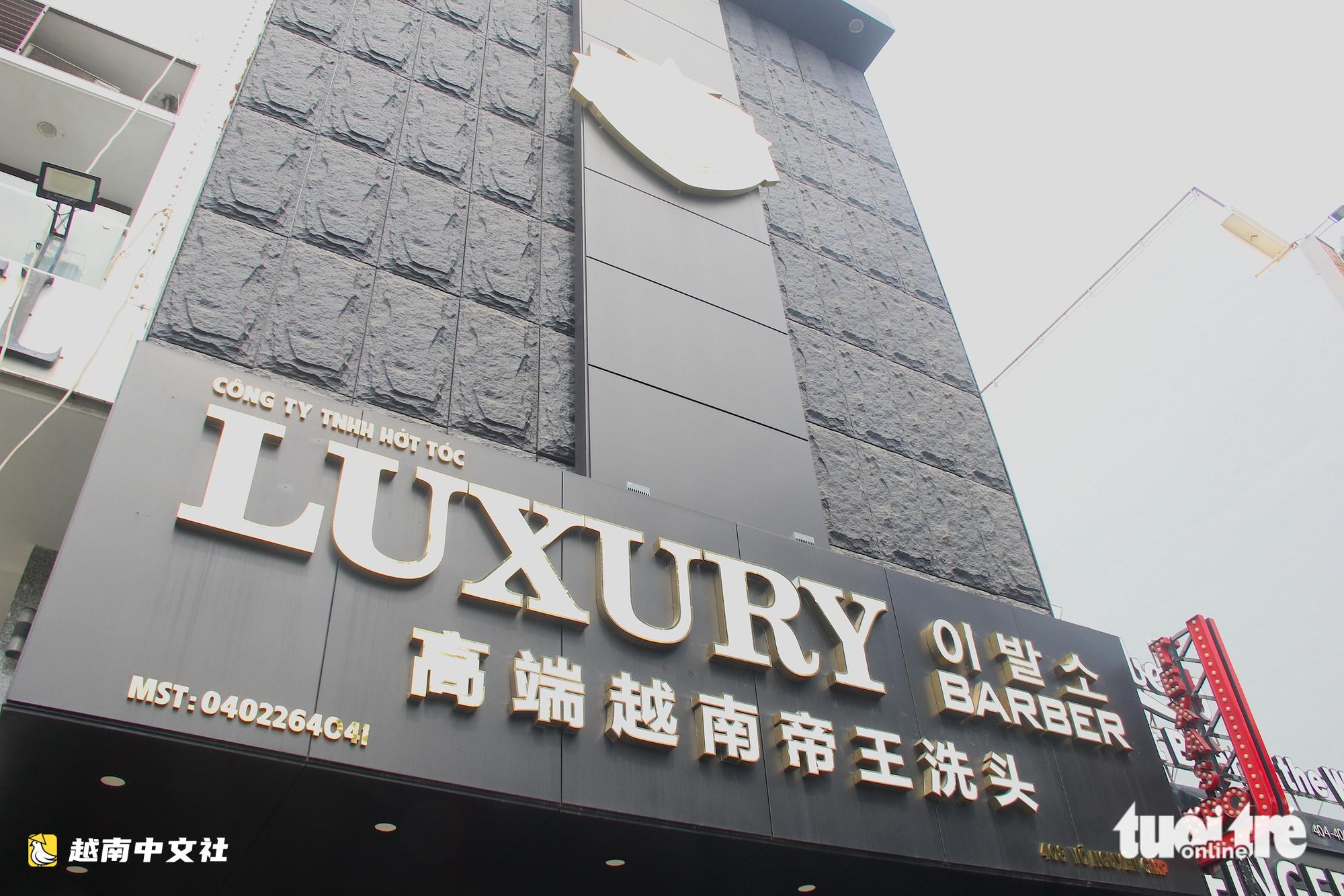 越南峴港滿街外文招牌不見越南語,越南遊客直呼困惑