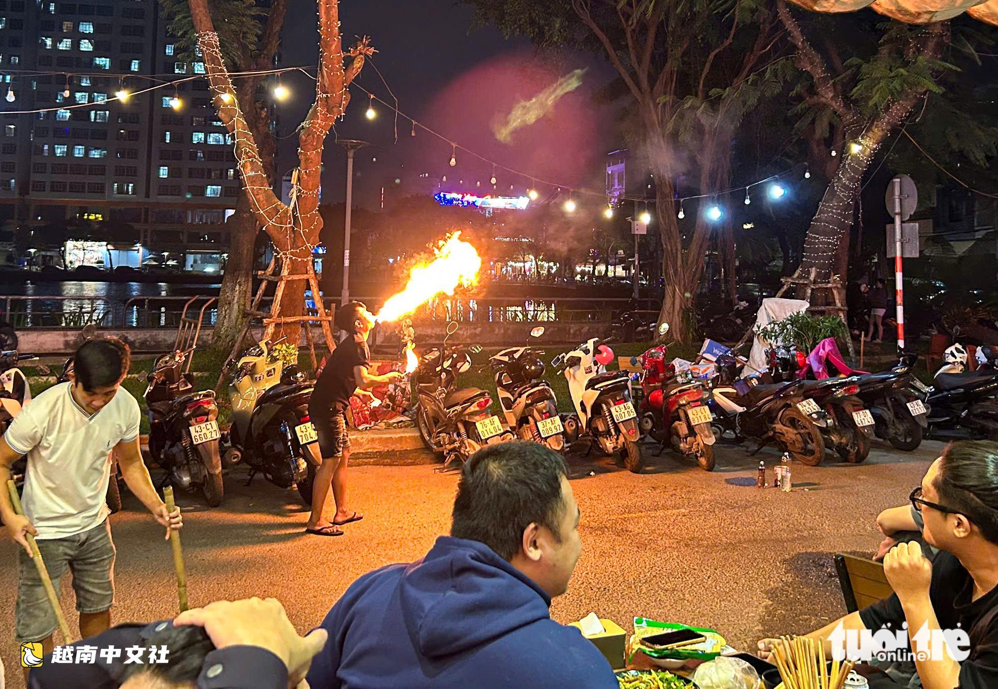 峴港整頓流動攤販,處理餐廳噴火雜技表演