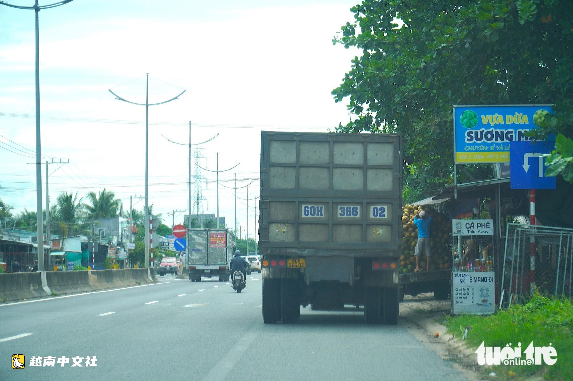 越南胡志明市-忠良高速引道車輛無視禁停標誌隨意停車