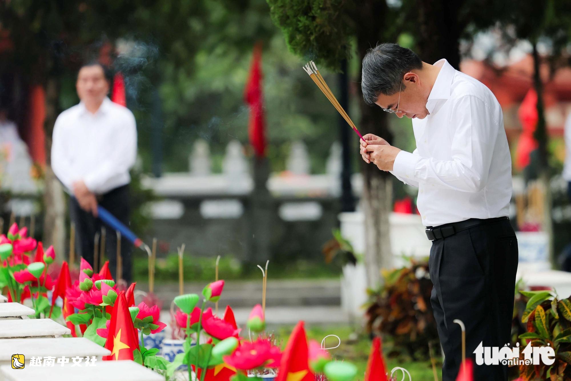 越南總理黎明進在渭川國家烈士陵園進香