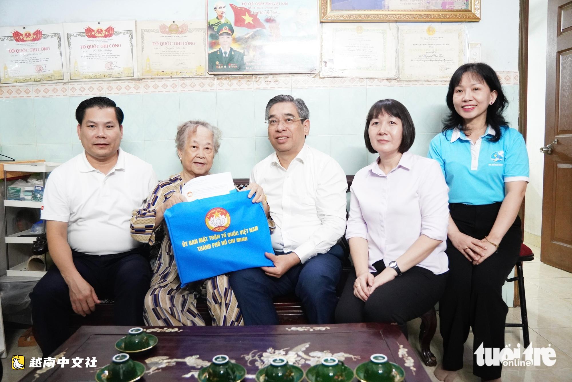 越南胡志明市市委副書記阮福祿在傷殘軍人烈士日79週年之際看望慰問越南英雄母親並祝壽
