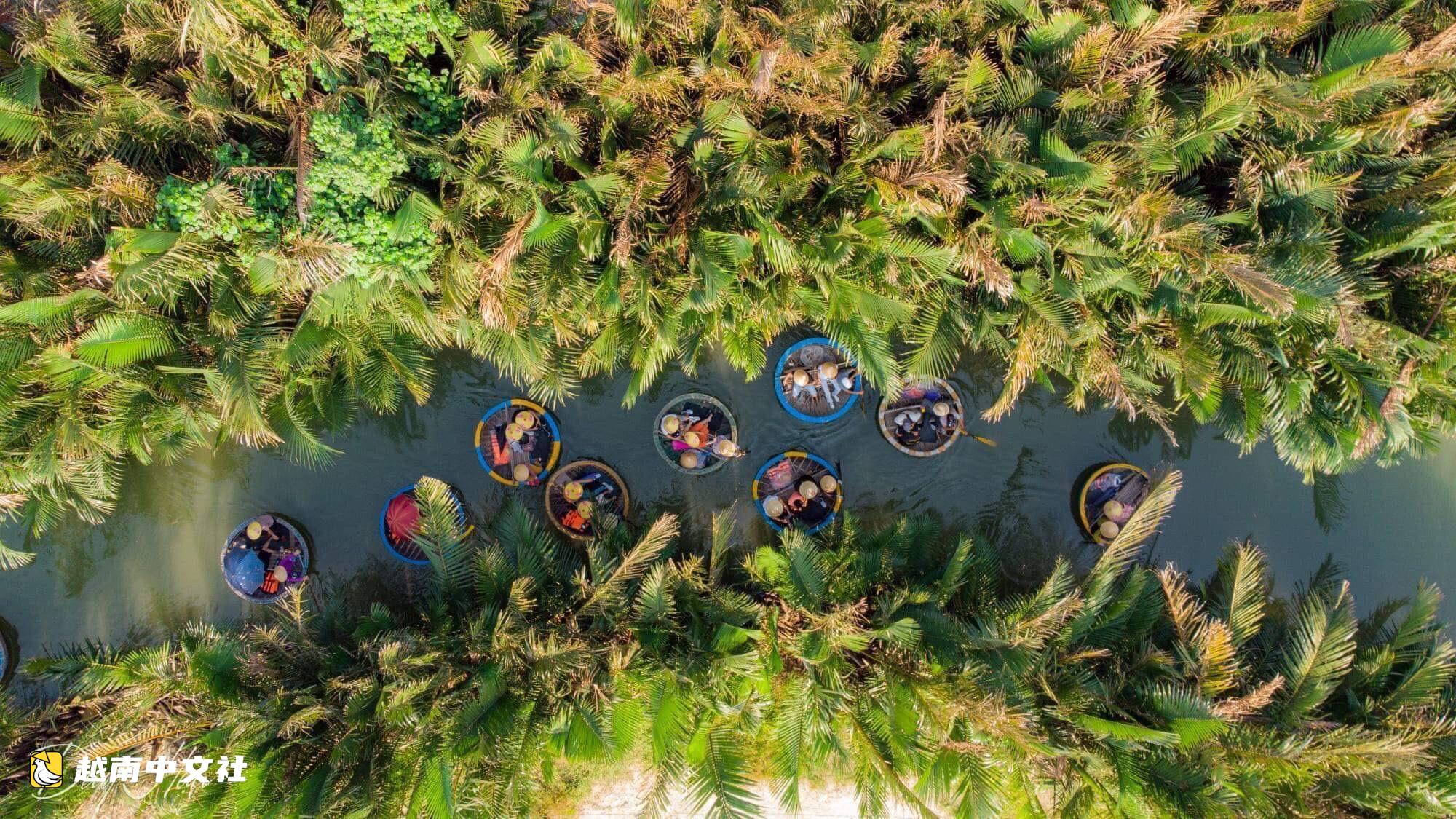 會安一側的秋盆河北岸每日接待8000名遊客,南岸等待喚醒遺產