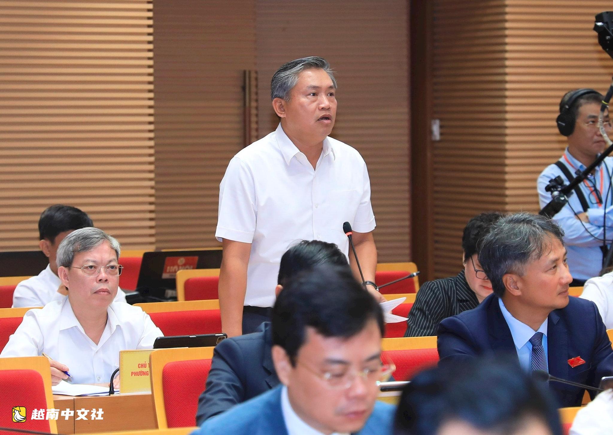 越南河內市人民議會質詢會議上,龍編市場管理委員會被“圍攻”