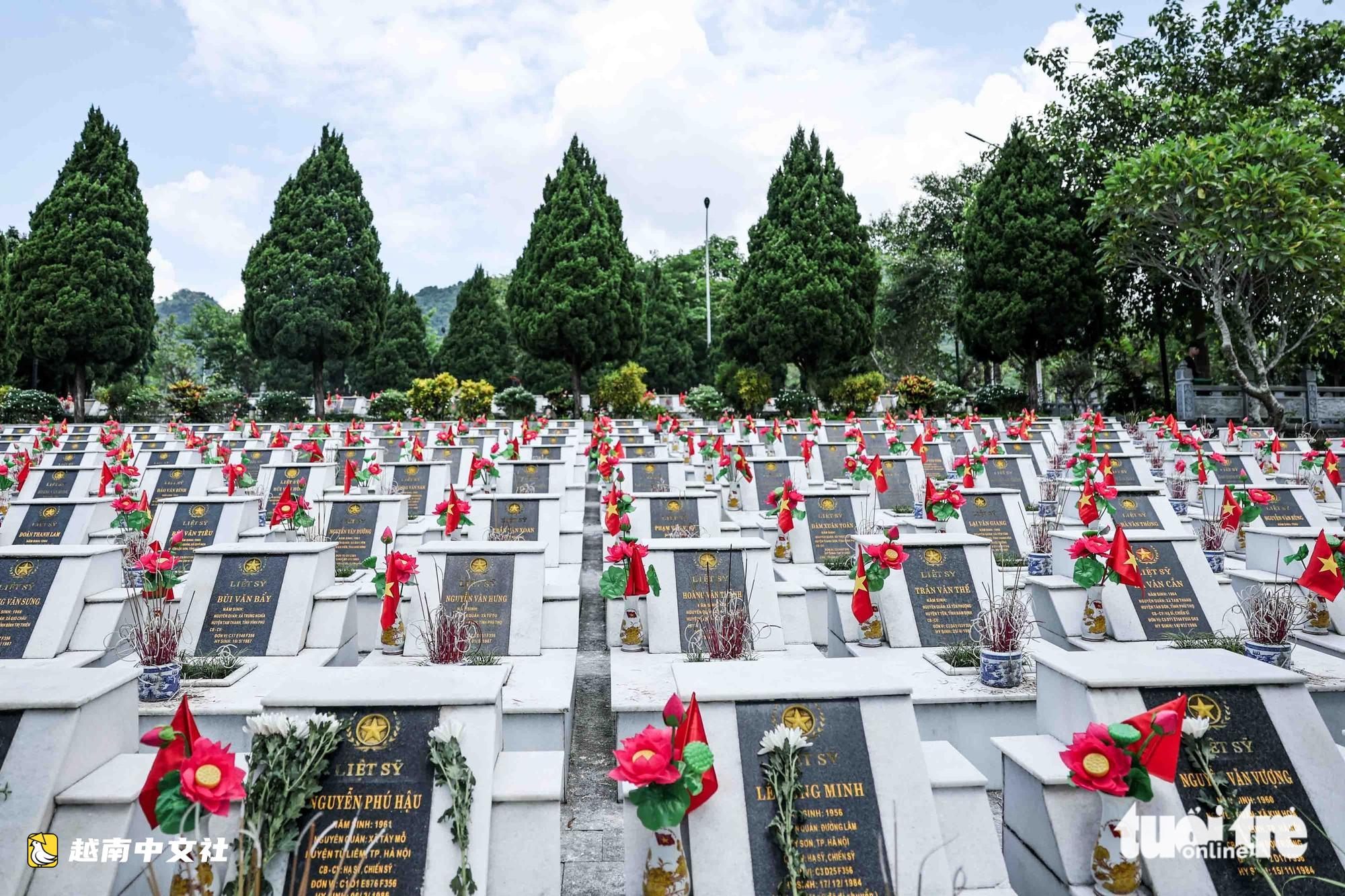 越南總理黎明進在渭川國家烈士陵園進香