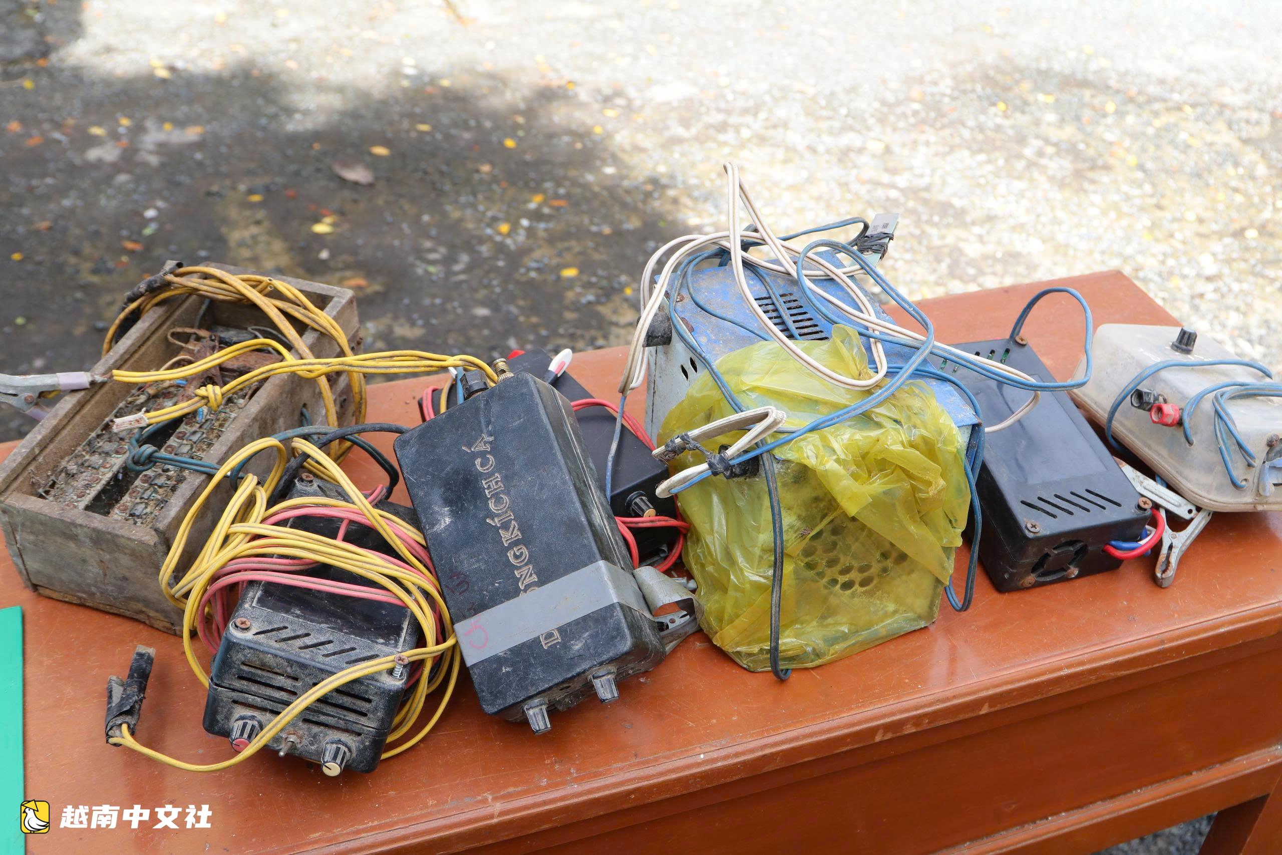 越南同塔省17名居民上繳電魚工具換取禮品