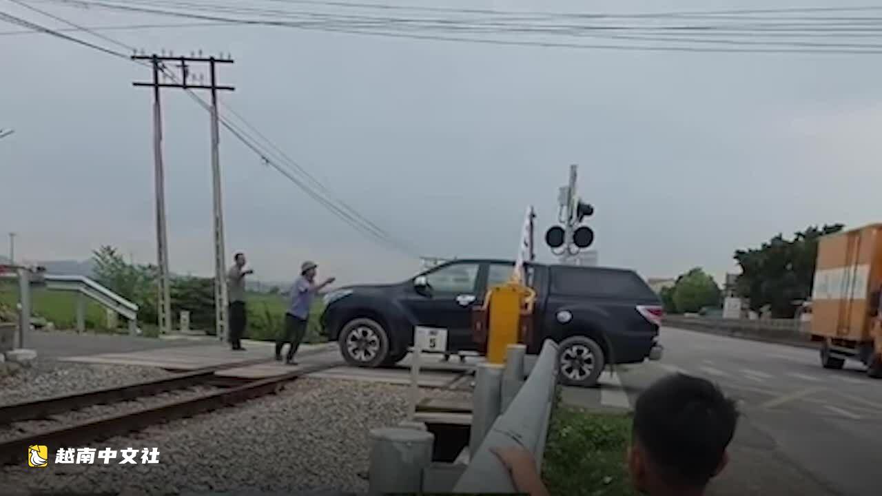 越南女司機試圖在火車即將通過時駕車越過道口欄杆
