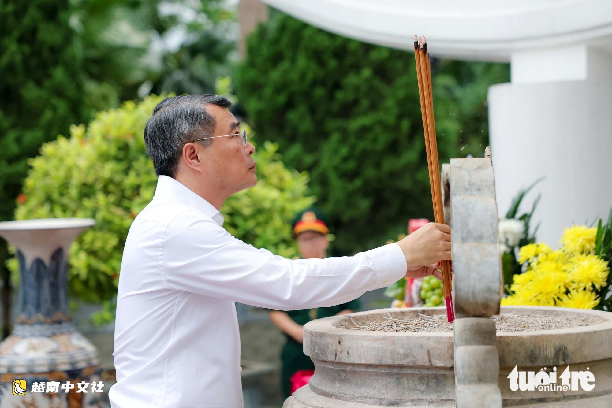 越南總理黎明進在渭川國家烈士陵園進香